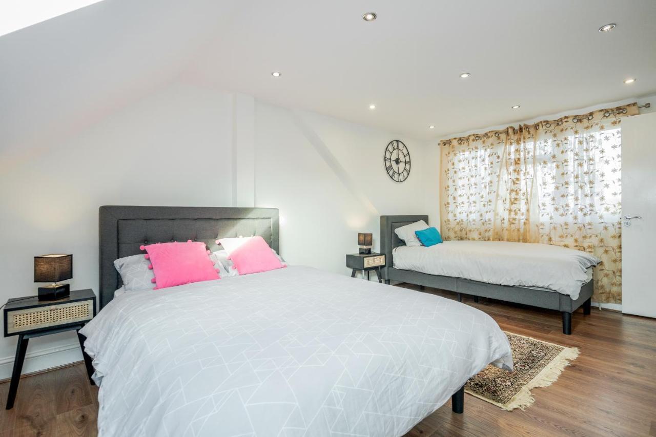 Entire Lovely Family Home With Parking, Wifi, Netflix, Self Check-In لندن المظهر الخارجي الصورة