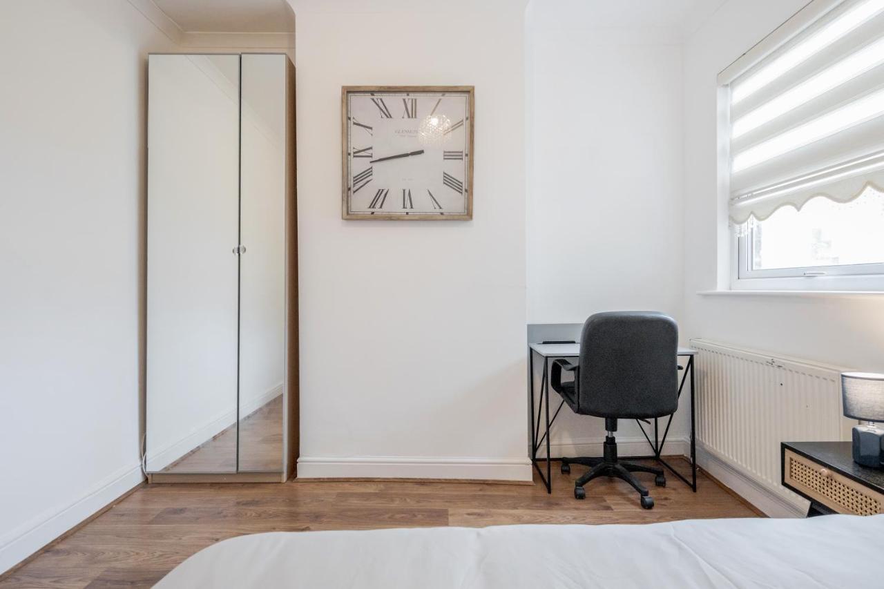 Entire Lovely Family Home With Parking, Wifi, Netflix, Self Check-In لندن المظهر الخارجي الصورة