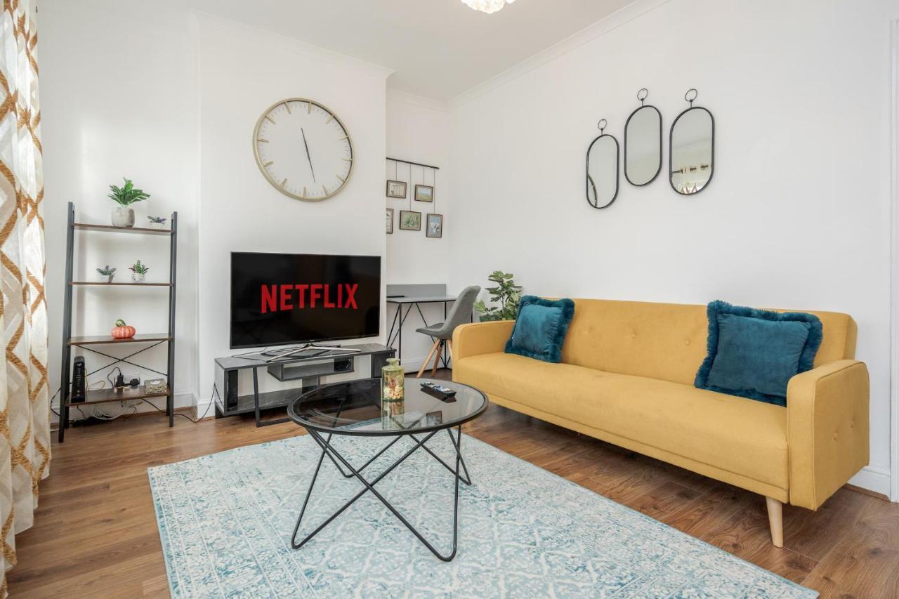 Entire Lovely Family Home With Parking, Wifi, Netflix, Self Check-In لندن المظهر الخارجي الصورة