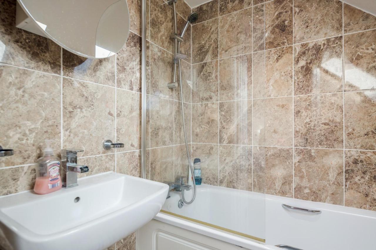 Entire Lovely Family Home With Parking, Wifi, Netflix, Self Check-In لندن المظهر الخارجي الصورة