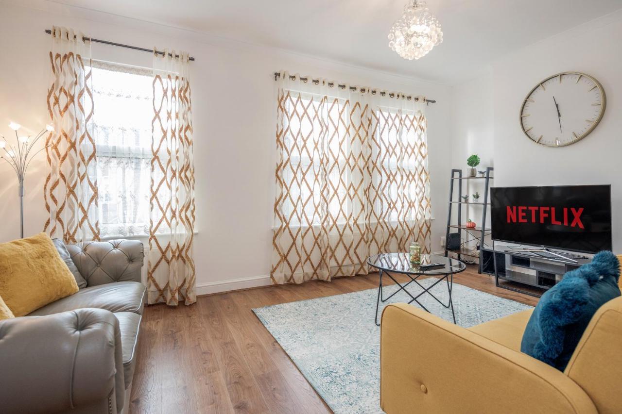 Entire Lovely Family Home With Parking, Wifi, Netflix, Self Check-In لندن المظهر الخارجي الصورة