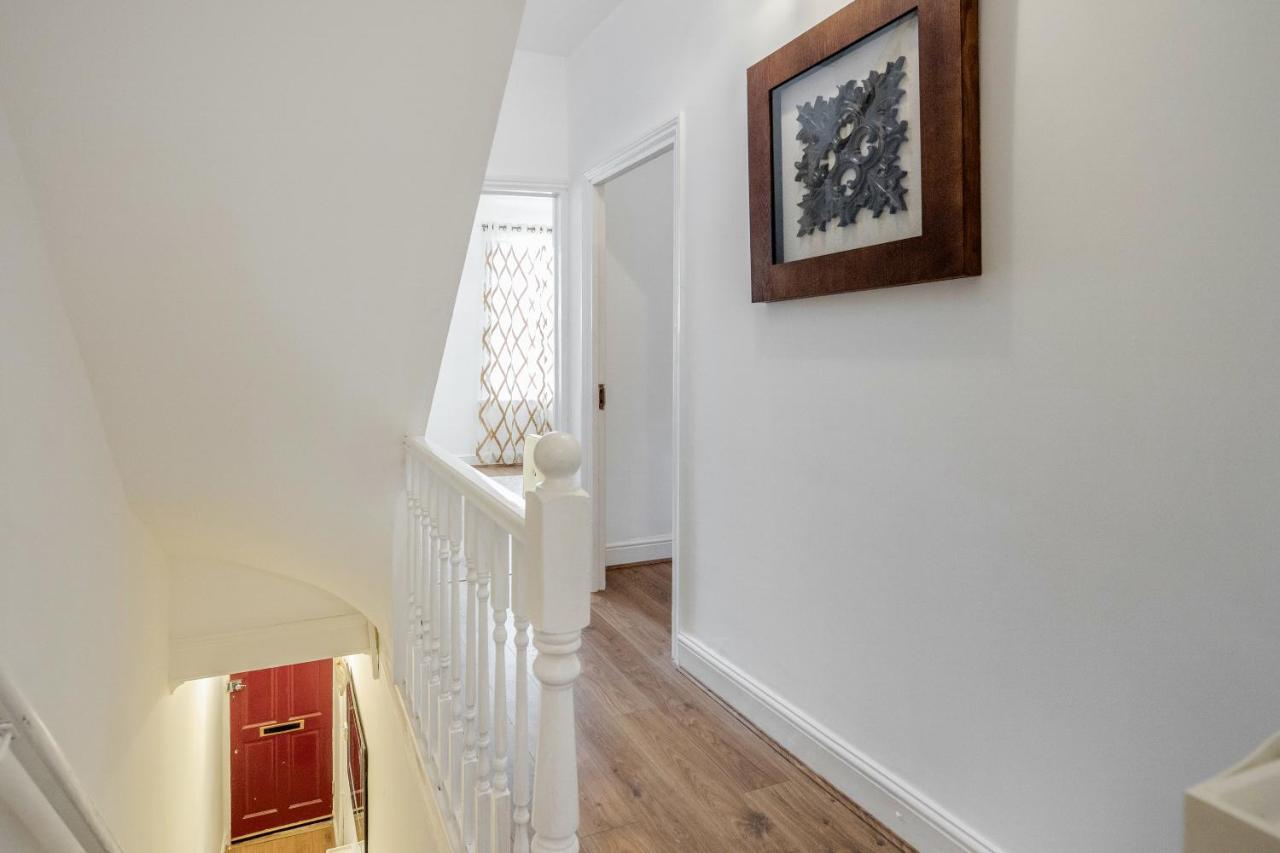 Entire Lovely Family Home With Parking, Wifi, Netflix, Self Check-In لندن المظهر الخارجي الصورة
